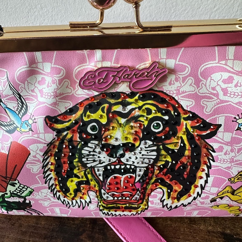 Ed Hardy Pink & Gold Graphic Clutch Handbag w/ Rhinestone Tiger & Kiss Lock NWT - Picture 7 of 9